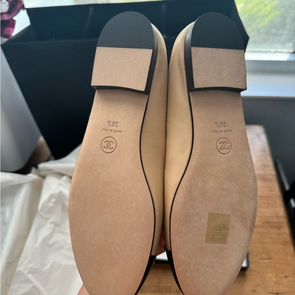 NWT RARE/ HARD TO FIND ~Chanel Two Tone Ballerina Flats Beige Black Size 38.5 - Picture 2 of 4